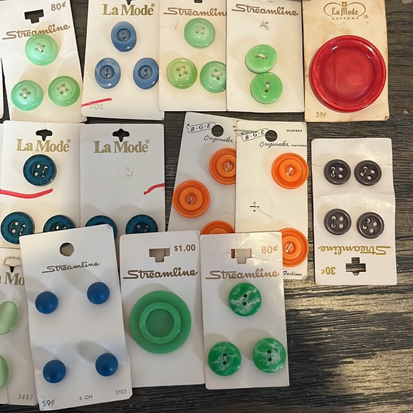 Vintage lot of assorted Buttons of 37 cards - Picture 5 of 8